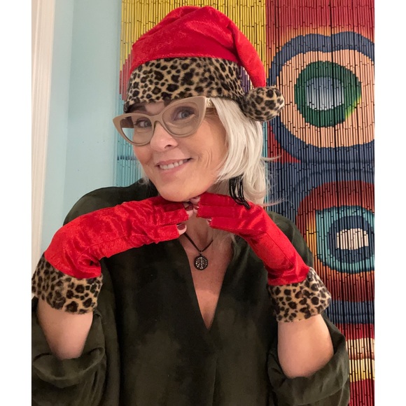 🤶🏽 Leopard / Cheetah Print Fur Trim Santa Hat & Gloves - Picture 4 of 7